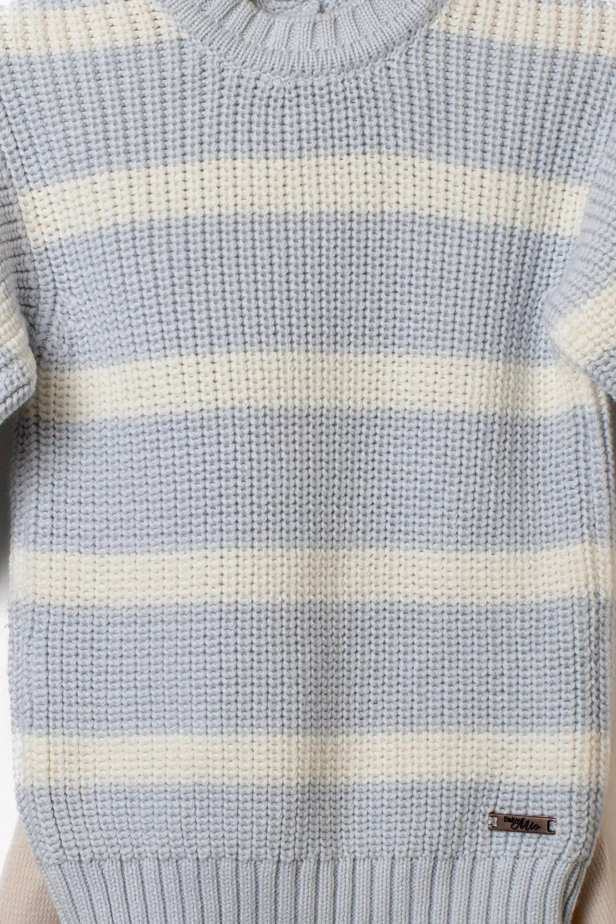 Nahaufnahme Baby Strickpullover blau weiss gestreift Detail Stricktextur