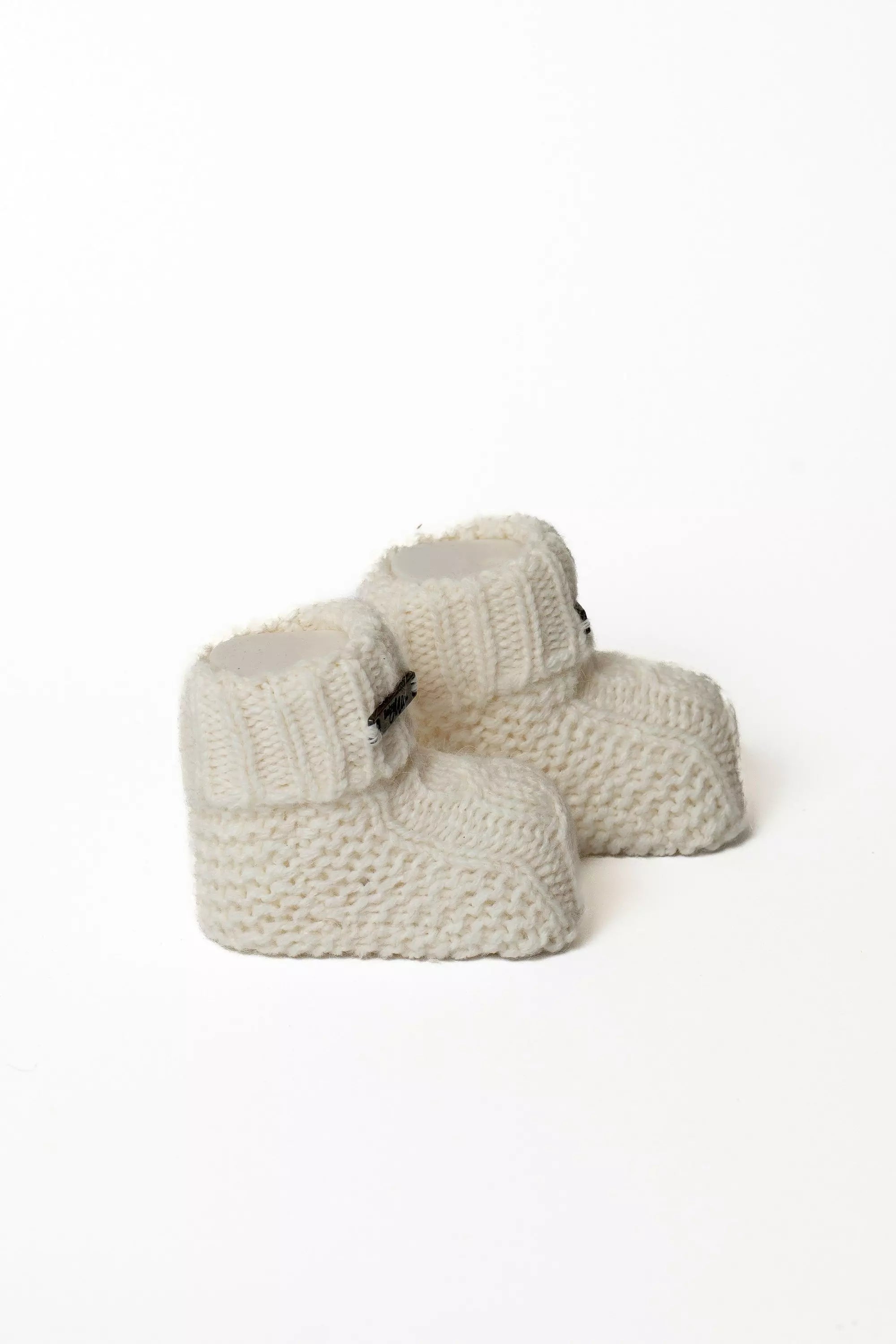 Paar warme weisse Baby Strickschuhe von Noblekids, gestrickte Booties in Creme