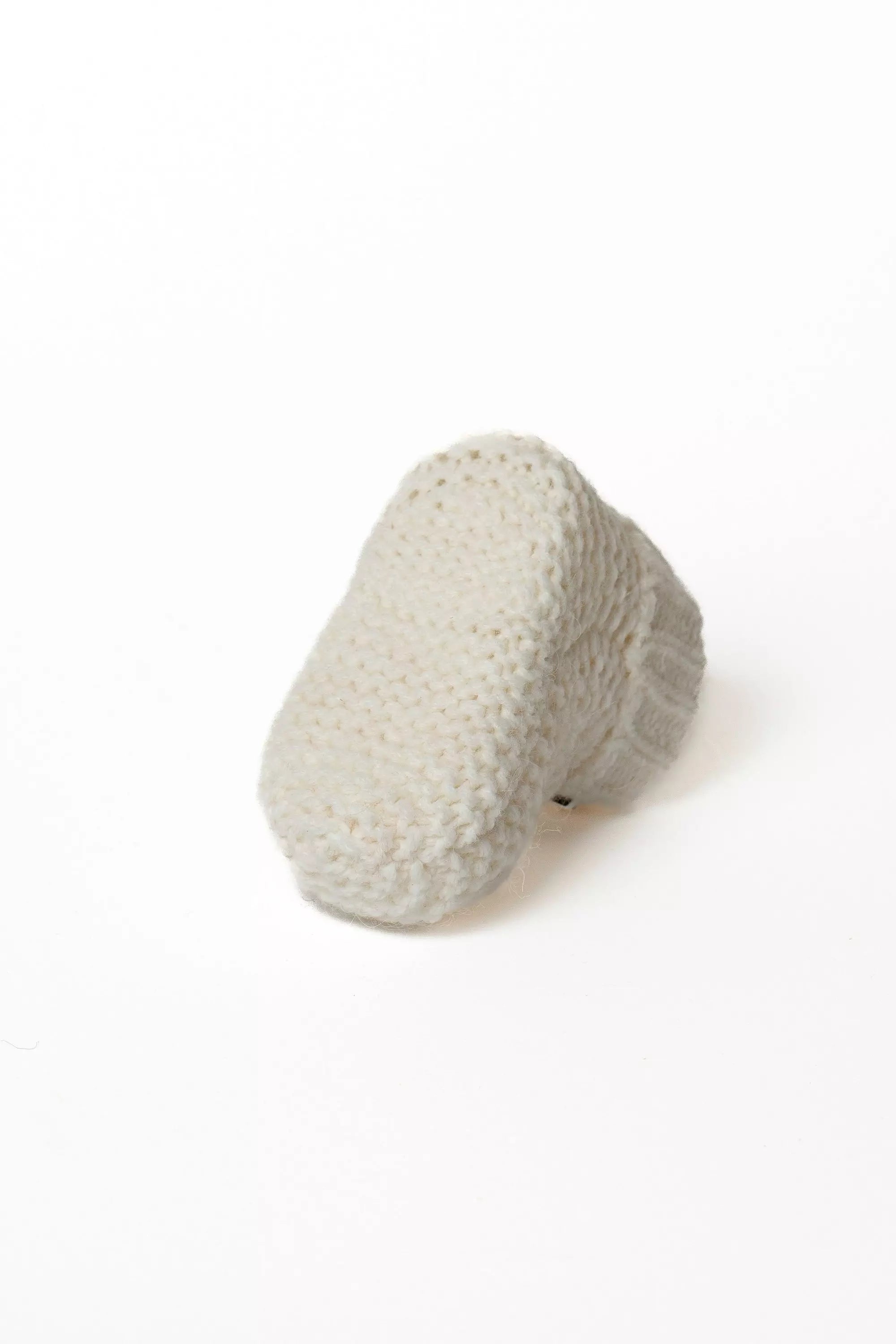 Hochwertige gestrickte Baby Booties in Weiss, Detailansicht der Sohle im krausen Strickmuster